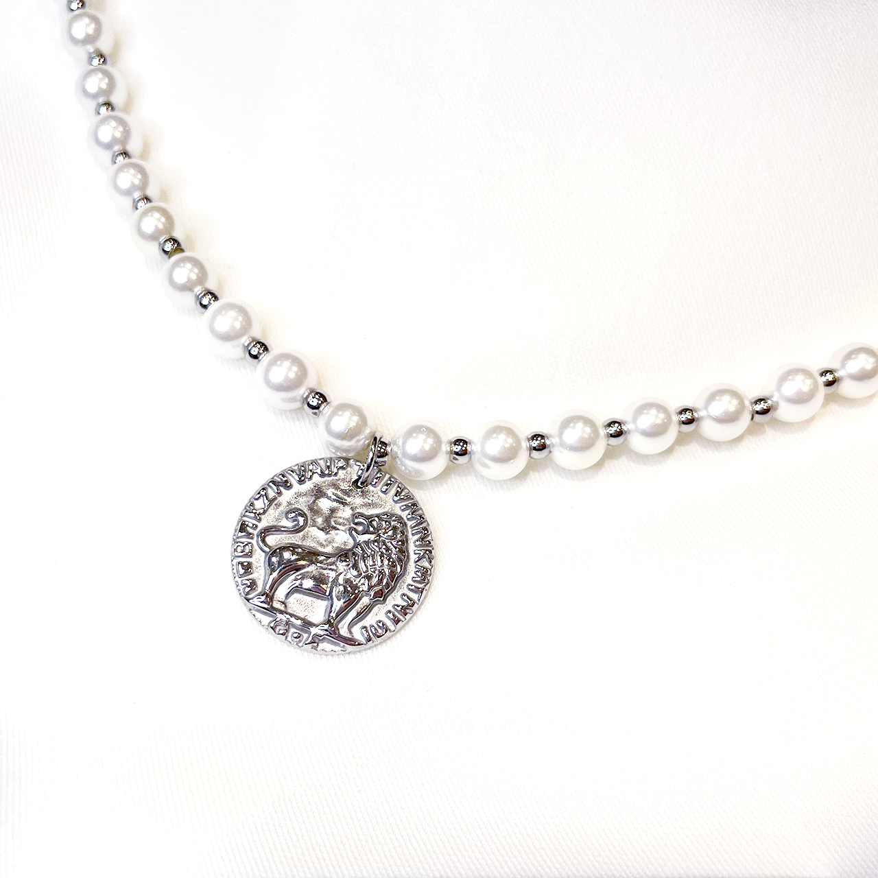 Lion Pendant Pearl Necklace